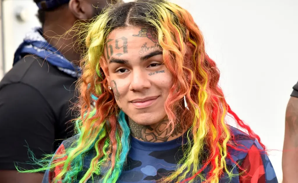 Rapper 6ix9ine causa confusão em Cuba após jogar dinheiro da janela de ...