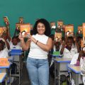 “Escritora Otchaly Inspira Estudantes com Doação de Livro Anti-Bullying em Escolas de Luanda”
